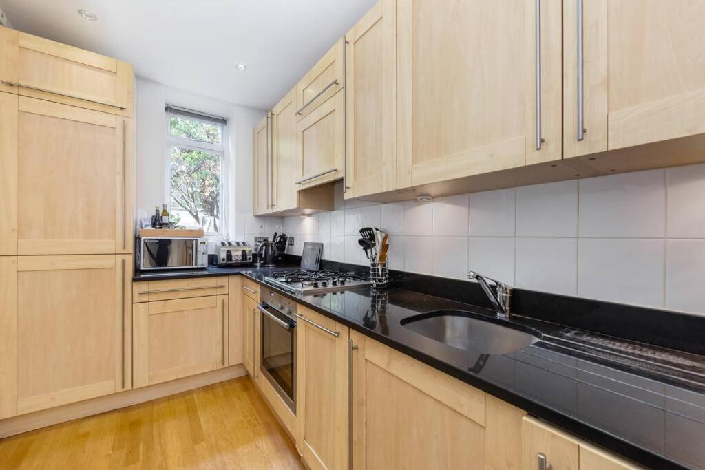 Apartment Lexham Gardens 2 Double Bed Garden Flat