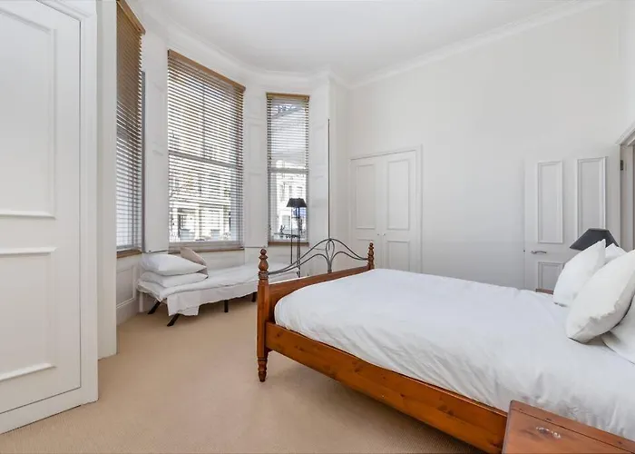 Lexham Gardens 2 Double Bed Garden Flat